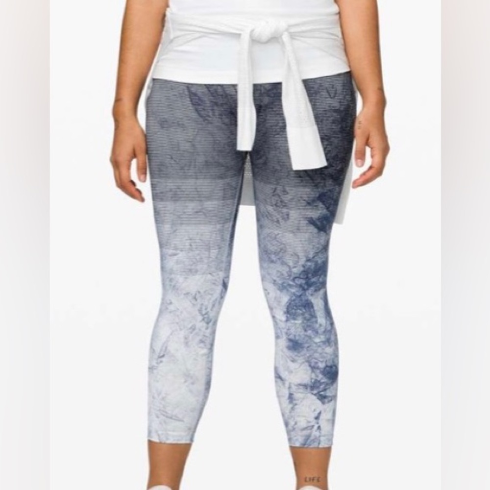 2019- Rare Lululemon Ebb to Train Tight *Wash
White/ Black / Luna size 6
